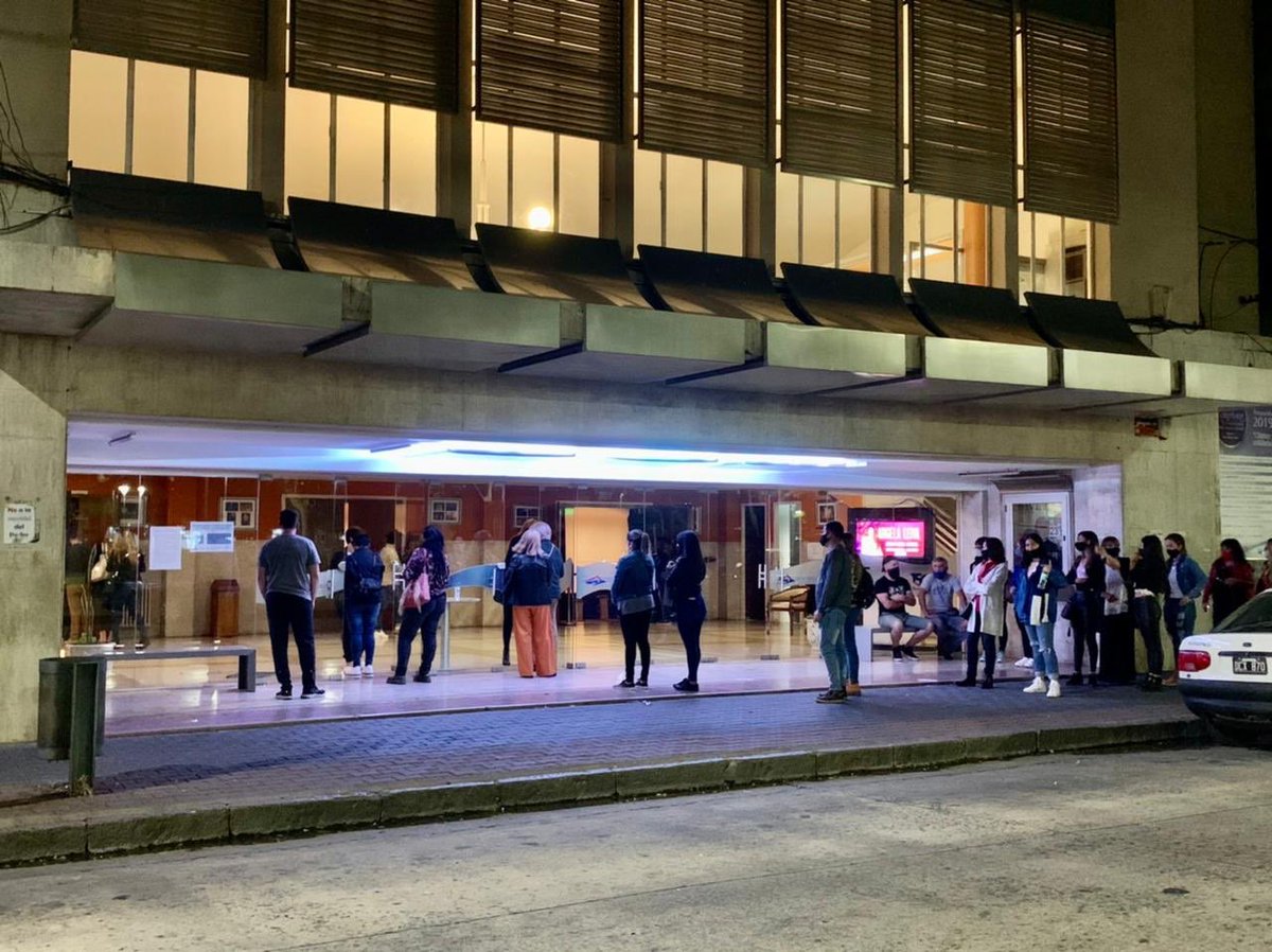 multiteatro's tweet photo. Ahora: ingresando para la primera función luego de un año del teatro Municipal de Olavarría. 
Más salas abiertas en el territorio nacional con más señales -también de los teatros públicos- de una actividad segura. 
Por más teatro! Por más música! Por más trabajo! Por más cultura! https://t.co/pvfOFz6IoE