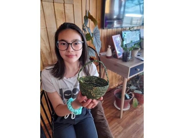 Apa sá! 
Les compartimos esta nota publicada en Radio Polar, de la transmisión de conocimientos en torno a la cestería de artesanas/os hacia las niñas y niños yaganes de nuestra comunidad.

En la fotografínuestra querida Patita , nueva artesana yagán🌱
⬇️
radiopolar.com/noticia_165508…