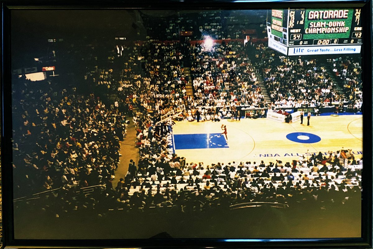 pdxGRAPHIN's tweet photo. Dope pic my dad took of Jordan at the 1987 Dunk contest in Seattle https://t.co/2w7ArF51ye