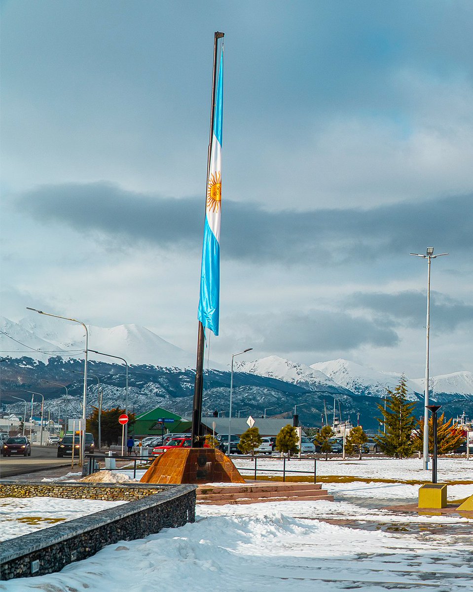 visitaushuaia's tweet photo. Honor y gloria a todos los caídos en esta injusta guerra 🇦🇷
📍 Plaza Islas Malvinas

PH: Leandro Herrainz https://t.co/hRncXw4Jp1