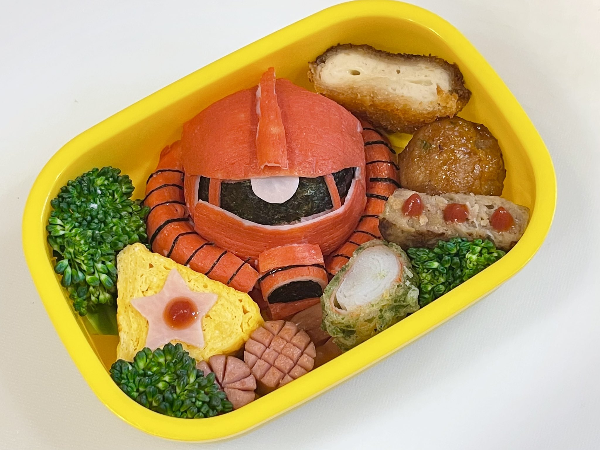 田中 英一 キャラ弁パパ 今日のキャラ弁は機動戦士ガンダムの中で大好きなシャア専用ザクとちびまる子ちゃん たまちゃんを作ってみました 今日はちびまる子ちゃんが簡単だったので ザクに時間を掛けました キャラ弁 ガンダム シャア専用ザク ちび