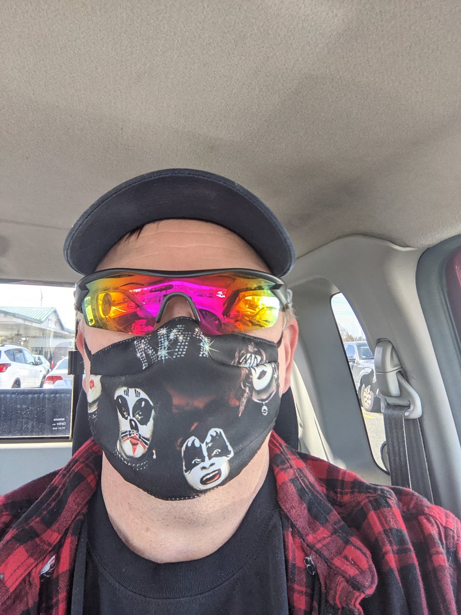 Kiss is keeping D.B.Cooper safe during covid!
@kiss@genesimmons@paulstanley