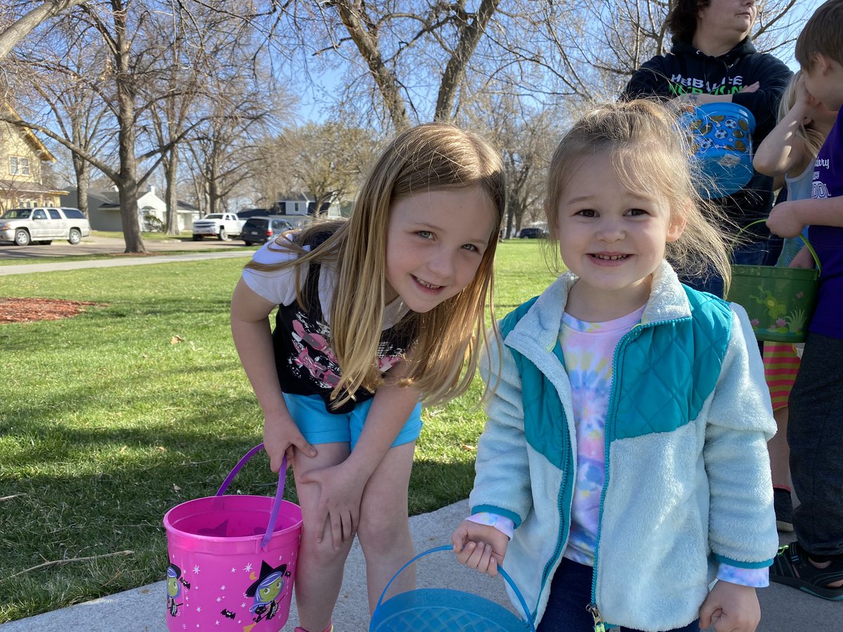 alytle06's tweet photo. Nice day for an egg hunt in McCook. Kaylee and a friend even got to get some snacks from Mr.Bill! Thanks @MNB_Bank for the event! https://t.co/N3ZMOTuAI3