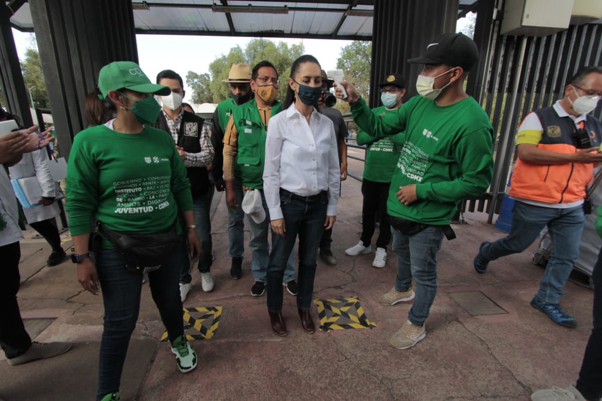 InjuveCDMX's tweet photo. El centro de vacunación en el Estadio Olímpico Universitario fue visitado por la Jefa de Gobierno @Claudiashein.

Las y los jóvenes seguiremos entregando todo nuestro esfuerzo, alma y corazón apoyando a nuestros adultos mayores 👵🏻👴🏼 https://t.co/cSgEWzQjjA