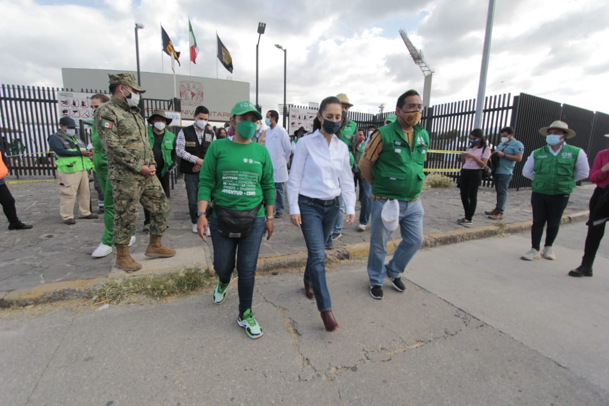 InjuveCDMX's tweet photo. El centro de vacunación en el Estadio Olímpico Universitario fue visitado por la Jefa de Gobierno @Claudiashein.

Las y los jóvenes seguiremos entregando todo nuestro esfuerzo, alma y corazón apoyando a nuestros adultos mayores 👵🏻👴🏼 https://t.co/cSgEWzQjjA