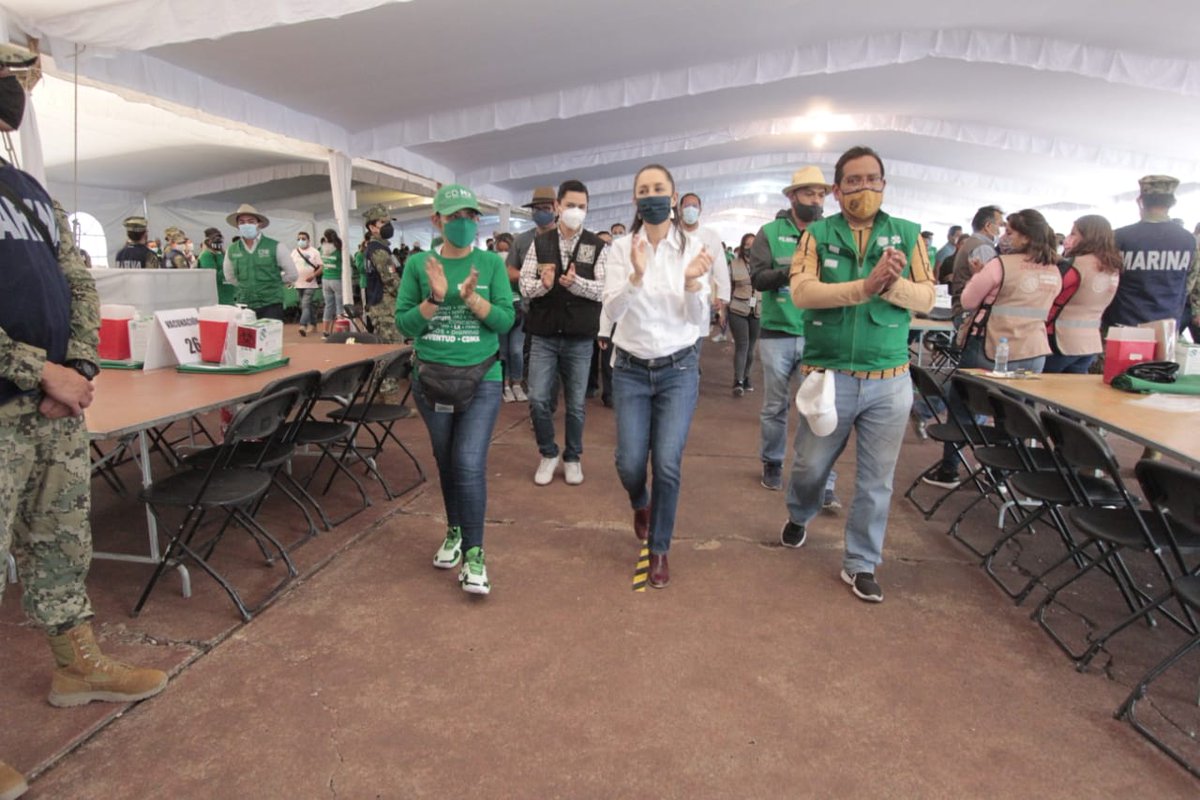 InjuveCDMX's tweet photo. El centro de vacunación en el Estadio Olímpico Universitario fue visitado por la Jefa de Gobierno @Claudiashein.

Las y los jóvenes seguiremos entregando todo nuestro esfuerzo, alma y corazón apoyando a nuestros adultos mayores 👵🏻👴🏼 https://t.co/cSgEWzQjjA