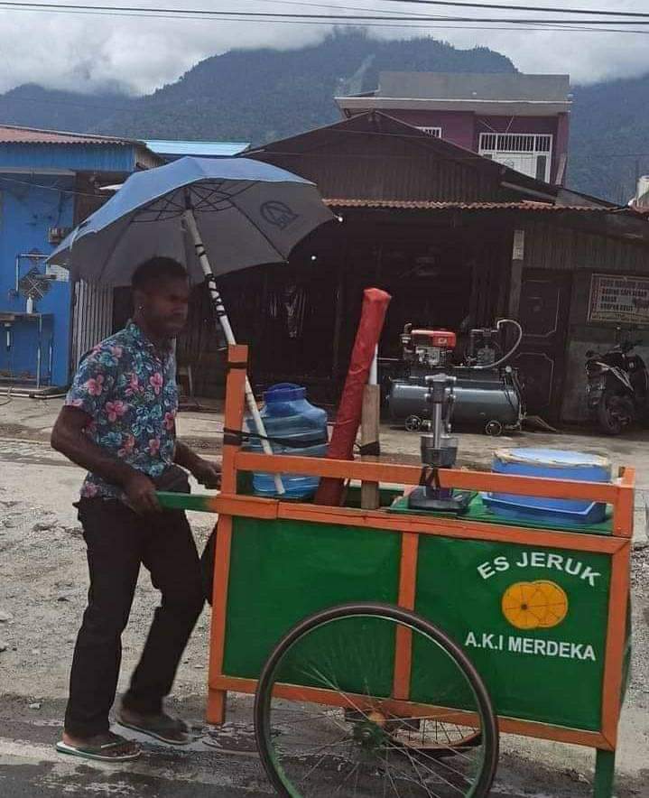 PosLano's tweet photo. Buang gengsi jauh- jauh untuk hidup dengan cara yang halal. https://t.co/3cYWFyWmR8