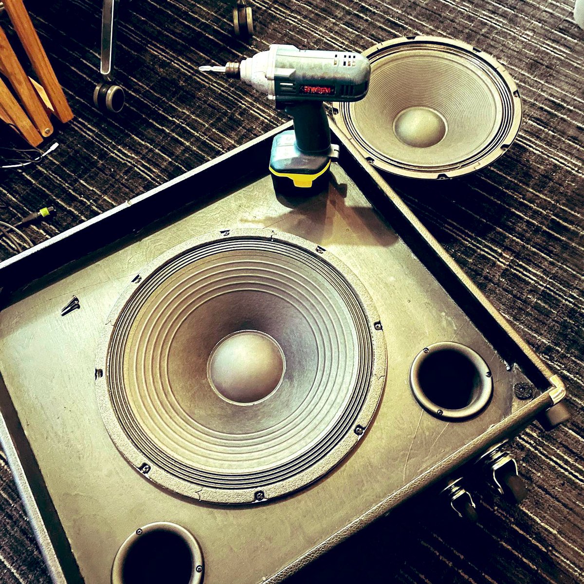 江口亮 スピーカーとんだままだったので のせ替え 好みが ちゃんとしたdiの音 と アンプらしい音 と パラったのを歪ませたのを足す って言うとこから何も変わらないので アンプらしい音のために復活させてみた 15インチのローはなー 捨てがたい