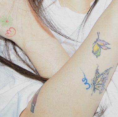 wheeix's tweet photo. her tattoos ugh https://t.co/PTd85vXQCu