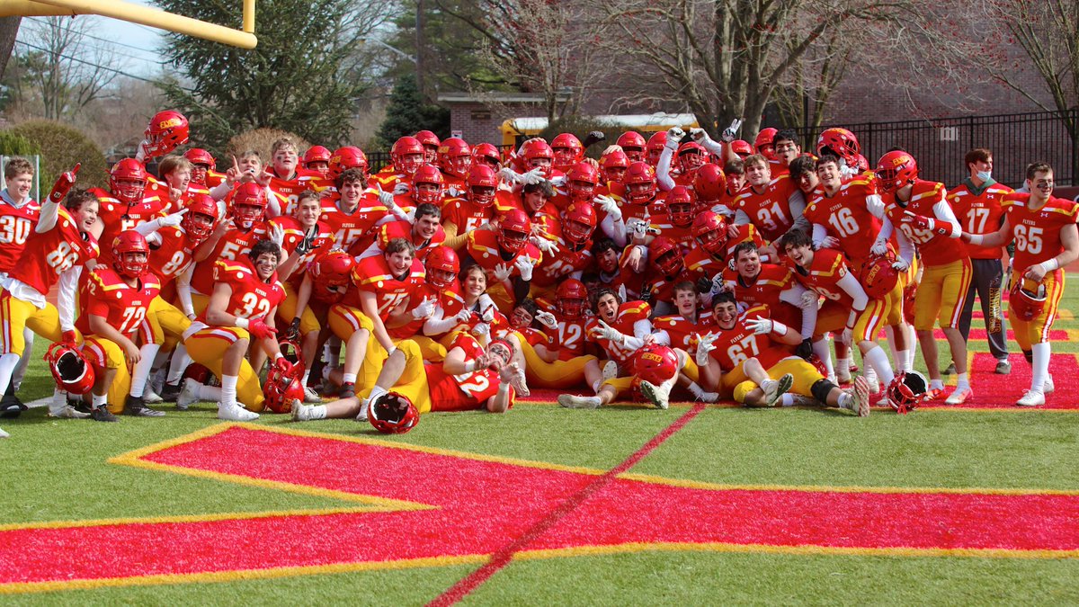 Geoff_Walter's tweet photo. Congrats to #Flyers Varsity football with the 19-13 OT win over St. Anthony's this afternoon @mfischettijr with the winning TD #Chaminade @kevindolan53 https://t.co/rDFzKqYAiL