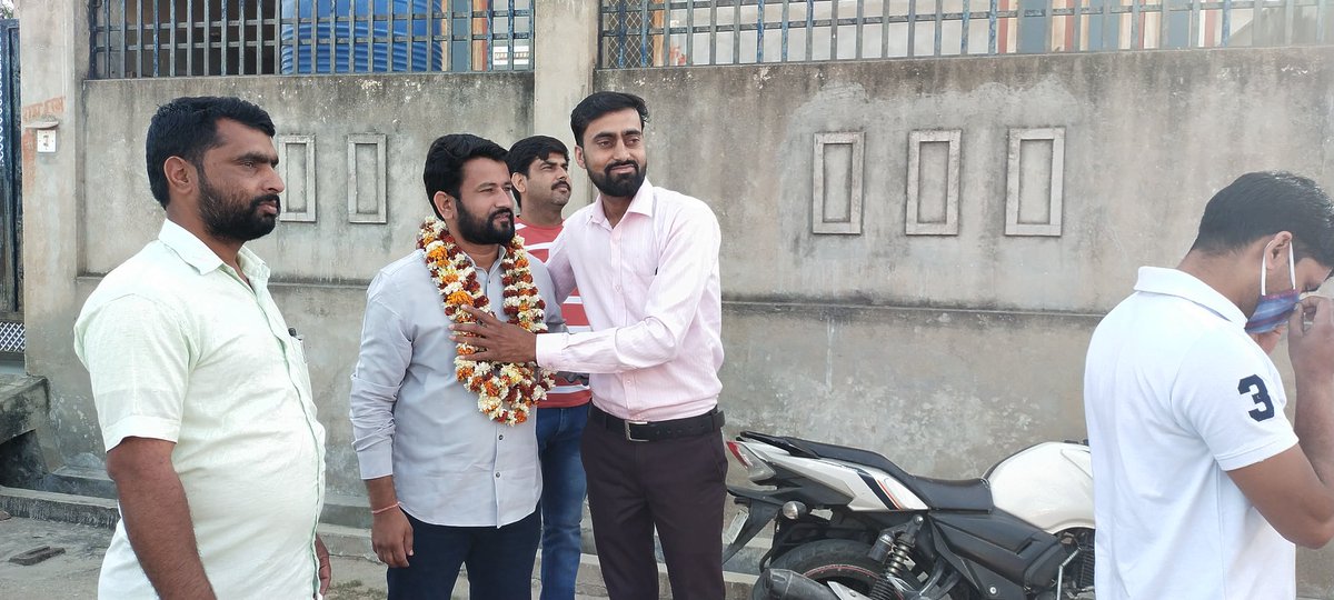 TheUpenYadav's tweet photo. सुजानगढ़ जाते समय गोविंदगढ़ में युवा बेरोजगारों से मुलाकात की l
मान सम्मान स्नेह देने के लिए सभी युवा साथियों का और सिताराम देवंदा ,सांवर मल जी बहुत-बहुत आभार l
#noजॉब_noवोट https://t.co/wL7dfuwVDV