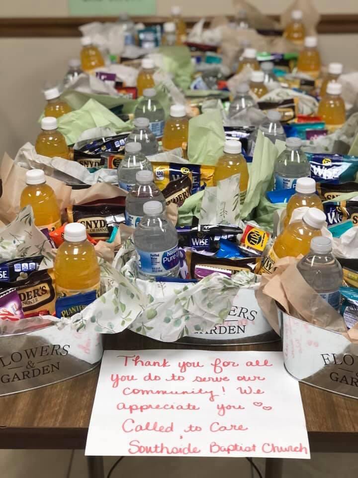 called2careLC's tweet photo. Thank you Southside Baptist for sponsoring Love on Caseworkers with these cute baskets for the Lanier DFCS caseworkers. #ChildAbusePreventionMonth #loveoncaseworkers https://t.co/1HTIfpzhaK