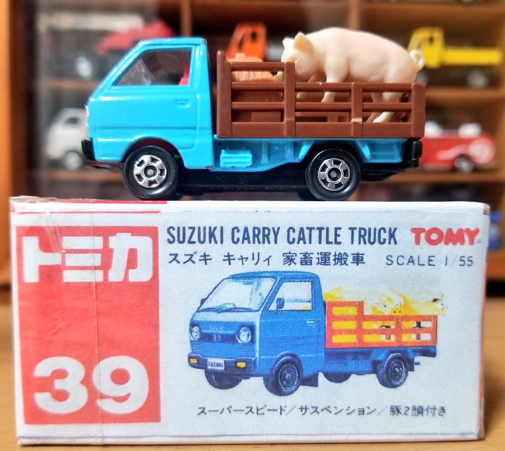 トミカ 交通 トミカ 紹介 No 38 スズキ キャリィ 家畜運搬車 豚が2匹付いてくるという ユニークなトミカです 付属パーツが残ってるものは高額で取引されていますね 自分は貧乏学生なので 箱無し 豚欠品のものを安くてに入れました 箱はパッケージを