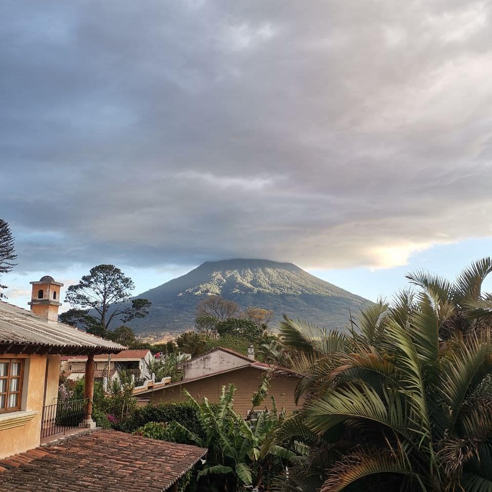festivalesgt's tweet photo. Un atardecer con el volcán de agua y el majestuoso cielo con nubes que acarician la cima del coloso 🌋⛰️ #ixcanul #volcandeagua #Jueves https://t.co/5oa8gwbsZ3
