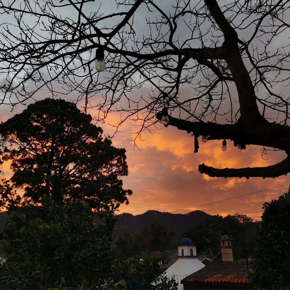 festivalesgt's tweet photo. Un atardecer con el volcán de agua y el majestuoso cielo con nubes que acarician la cima del coloso 🌋⛰️ #ixcanul #volcandeagua #Jueves https://t.co/5oa8gwbsZ3