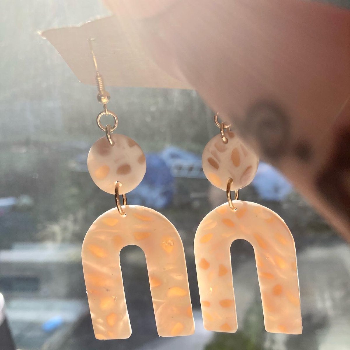 i named these babes peach stilbite, named after the peachy stone in the first picture. these are so dreamy and the colors are even better in person 🥵
#polymerclayearrings #polymerclay #smallbusiness #earrings