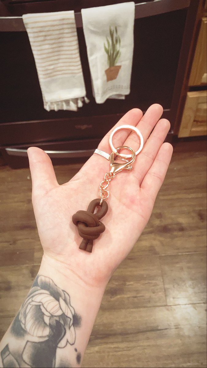 i make keychains too! 🤗

#polymerclay #polymerclayart #smallbusiness
