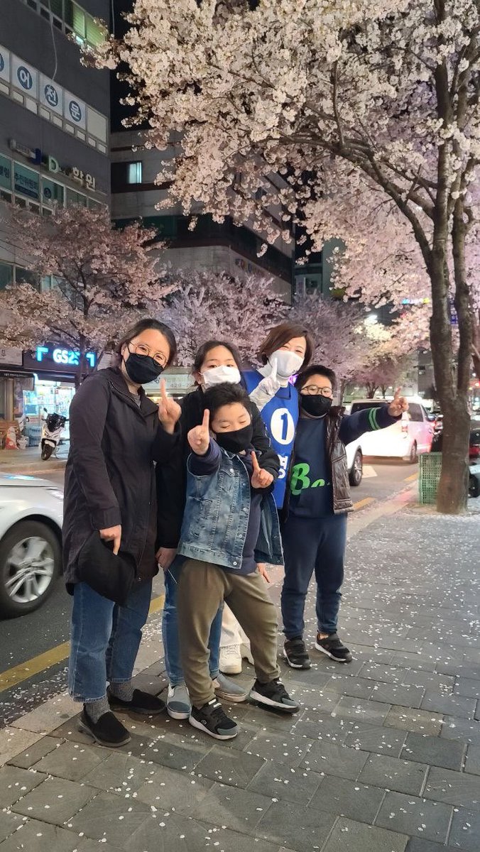Sunmee_Jin's tweet photo. <D-6> 고덕역 출근인사, 길동시장에서 3시간동안 장을 보며 인사드린 후 6시반 굽은다리역, 7시반 암사역 강동갑을 합동유세, 강동을 이해식, 제주 위성곤, 비례 최혜영, 여수 주철현 의원님들, 김정범변호사님 외 수많은 분들 감사 또 감사드려요 밤10시까지 돌고 그만 잠듬^^  #박영선이해답이다 https://t.co/NA7a9qz6bN