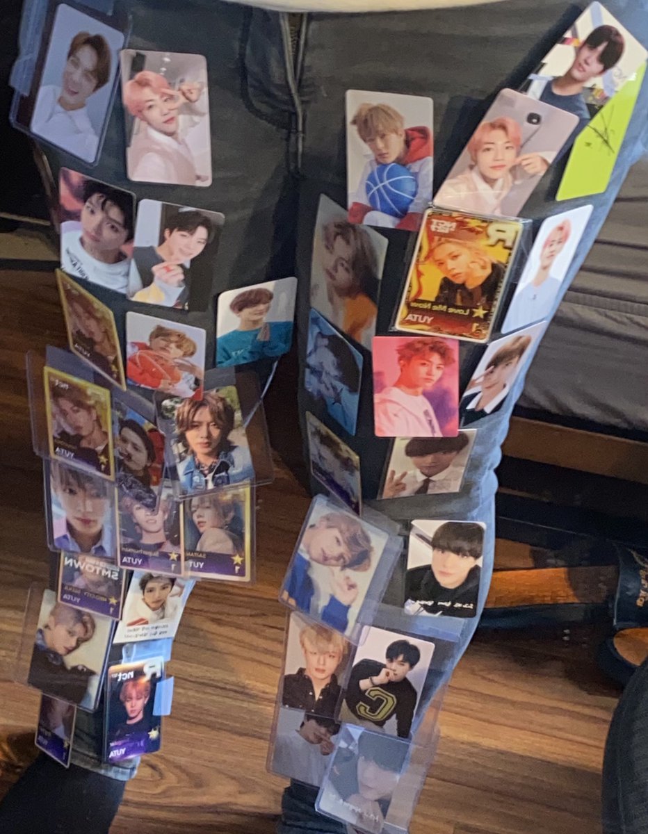 jenoGOs's tweet photo. jeno jaemin yuta photocards on the pants https://t.co/b9sIGXpCWl