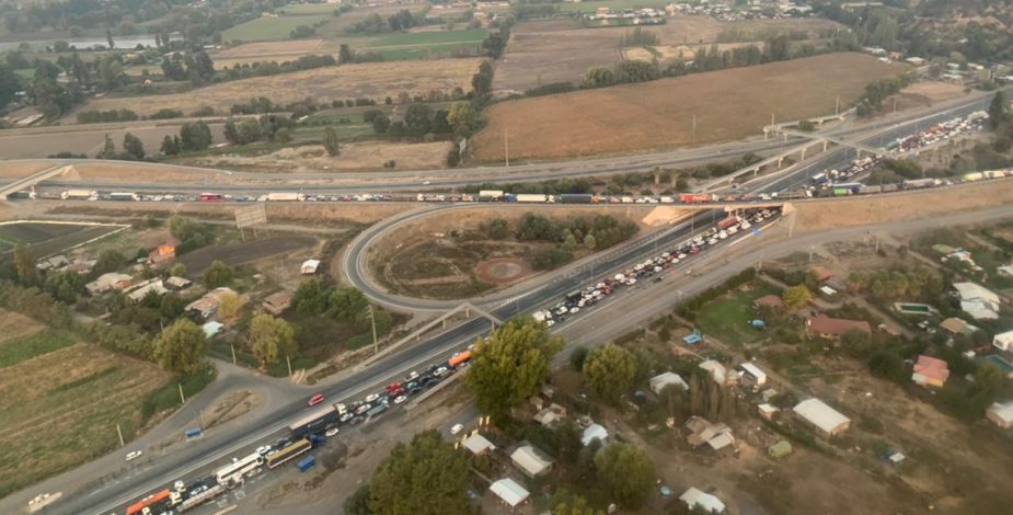 adnradiochile's tweet photo. AUDIO | Cordón sanitario debió ser levantado debido a taco de 15 kilómetros en la Ruta 5 Sur https://t.co/0aqxND1CbK https://t.co/s1btMhFauX