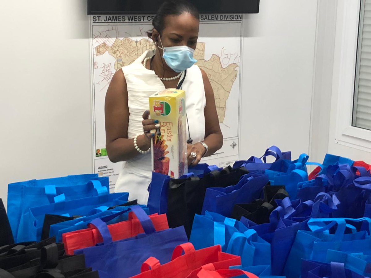 StJamesWCJLP's tweet photo. #TeamMarlene putting together 100s of bags with Buns | Cheese, bringing Easter cheers to needy constituents in observance of the tradition during the Holy Season.
The @StJamesWCJLP Constituency's #WorkingMP is @MalahooForteQC with #CllrDwightCrawford, #RenaForbes, #BryanHosue. https://t.co/4gpYBAMb9X
