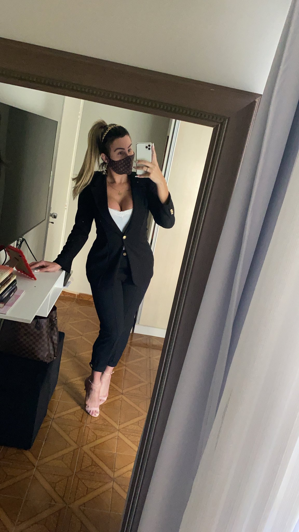 TW Pornstars - 1 pic. 𝐀𝐠𝐚𝐭𝐡𝐚 𝐥𝐢𝐫𝐚 🎀. Twitter. Blazer aberto ou fechado? 🙈 De hoje mais cedo ️