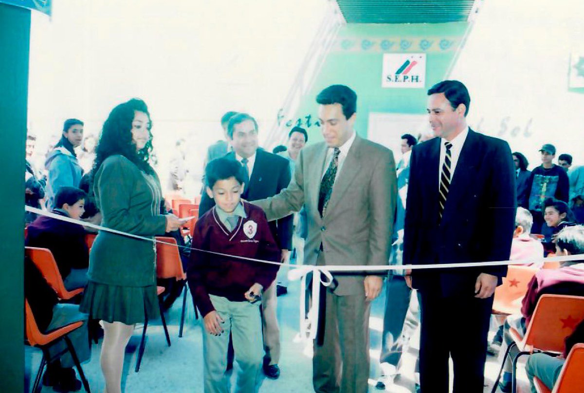Hoy primero de abril, Jueves Santo pero de 1993, rendí protesta como titular del sector educativo en Hidalgo. Hace 28 años comencé a trabajar por la educación; y hoy sigo en esa ruta para que nuestras niñas, niños, jóvenes y toda persona que quiera estudiar salga adelante.