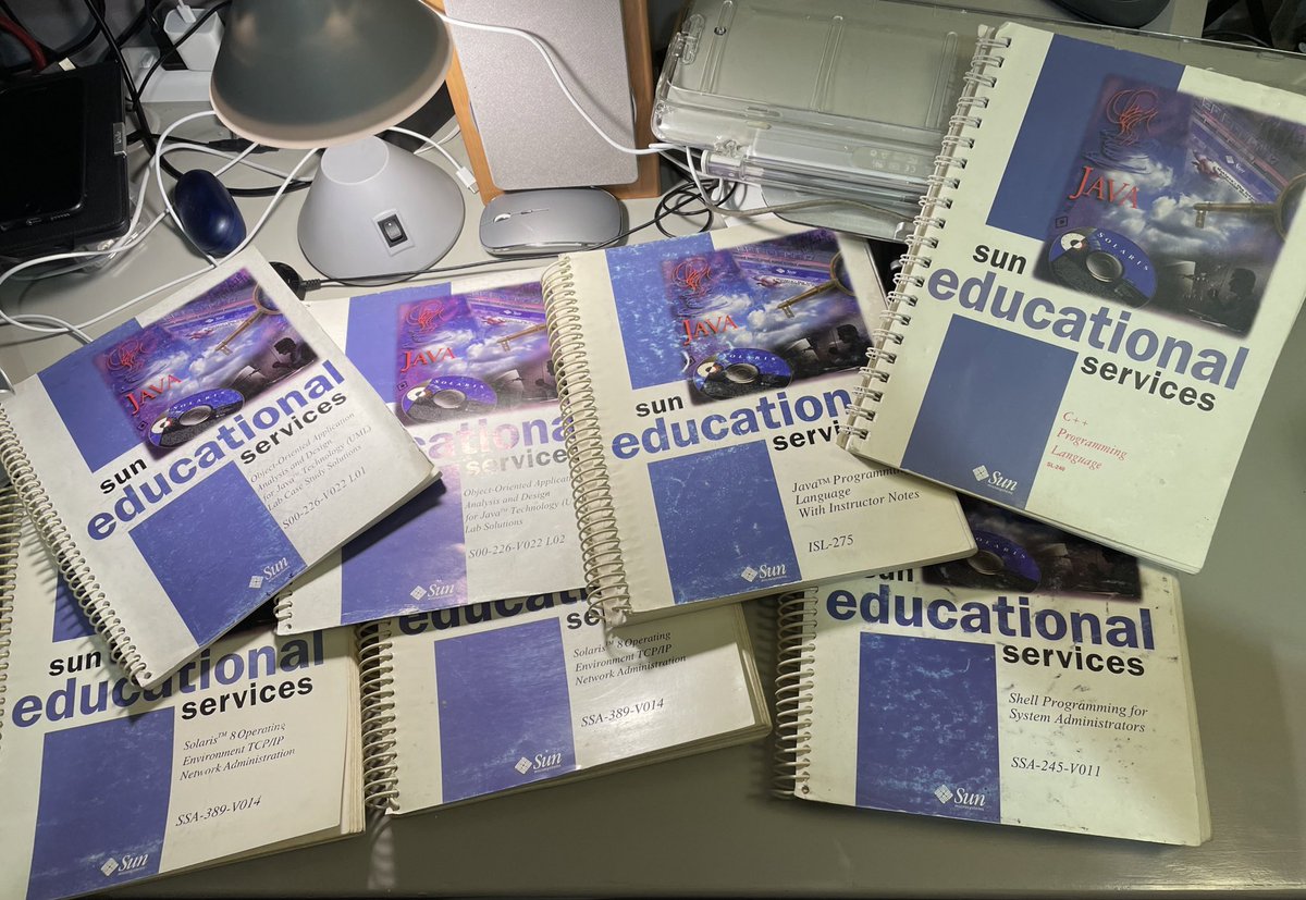 knaverit's tweet image. Algunos de mis manuales de cuando fui instructor de #SunMicrosystems hace unos 20 años 🥲📚 Java, Solaris, C++, shell programming...