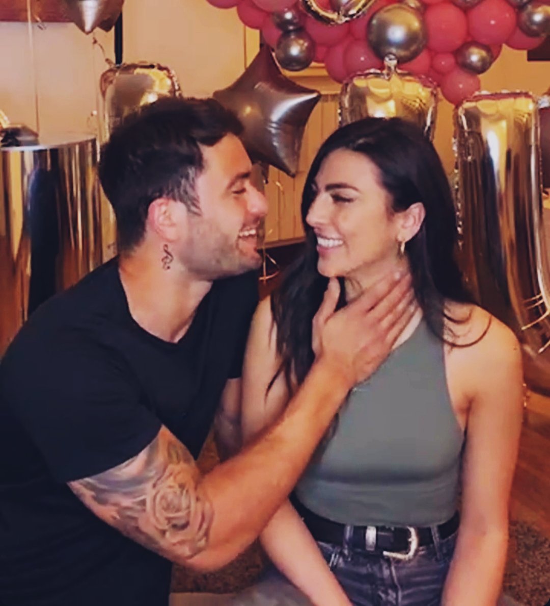 hiitsgiusyyy_'s tweet photo. Pier che ha affittato una casa a Roma per il compleanno di Giulia ๐ฅบ๐๐๐๐
La dolcezza di questo ragazzo รจ infinita ๐ฅฐ
#Prelemi #HBDAYGIULY https://t.co/CsJk7HJfJ1