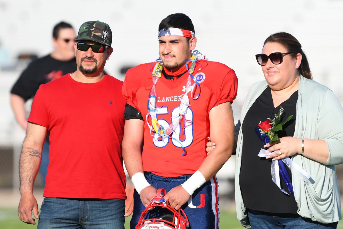 samstriphoto360's tweet photo. Senior Night at East Union vs Oakdale 

@BlackHatFootbal @WayneThallander @modbeepreps @coachnatesmith @KasselMedia @CJacksonWCP @MantecaSports @EUFB @OakdaleHSSports @MitchMashMax @MaxPreps @SacMaxPreps https://t.co/oiI8DBJaRH