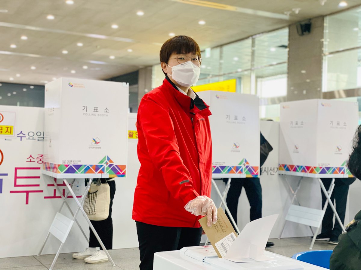 오전에 용산역에서 사전투표를 마쳤습니다.😊
사전투표는 오늘부터 이틀간 오전 6시부터 오후 6시까지 가능합니다. 투표 당일이 휴일이 아니라서 투표가 어려우신 분들은 사전투표로 참여하세요!