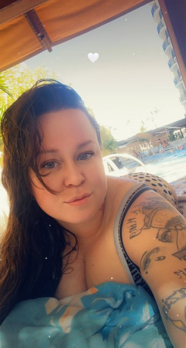 Taking a little break from the sun in this cabana https://t.co/DlLiMQ5NEh