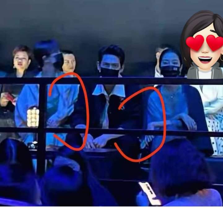 zixianth's tweet photo. นั่งเบียดน้อง นะ เกอ นะ อิอิ 😊🤭  #จื่อเซี่ยน #LiXian #Yangzi #扬紫 #李现杨紫赵丽颖年度人气ICON https://t.co/ZElhbiKj3O https://t.co/xUXrU77Nh2