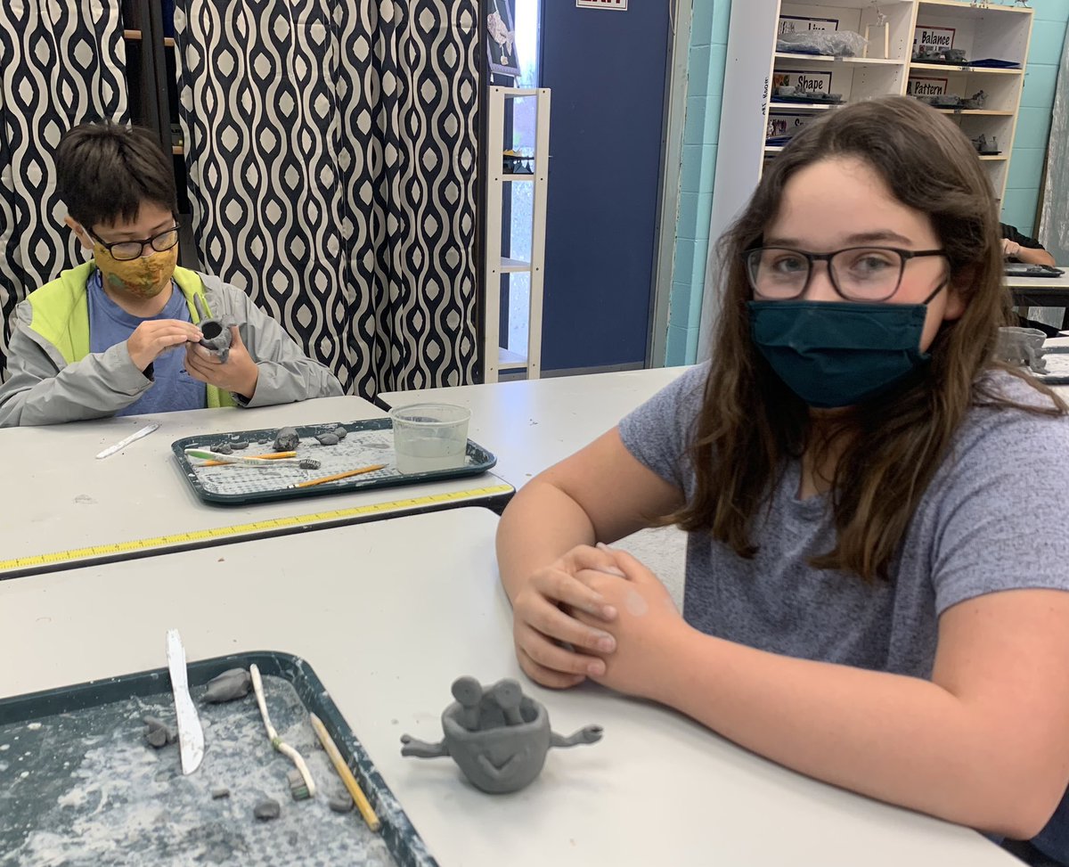 HRISART's tweet photo. @TJMillsWCPS @WorcesterSystem @msdefinearts @bisseahawks #dreamjob @bisseahawks @WorcesterSystem So proud of these kiddos! Everyone’s thrilled to get their hands back in clay! @TJMillsWCPS https://t.co/PVUfYQhohb