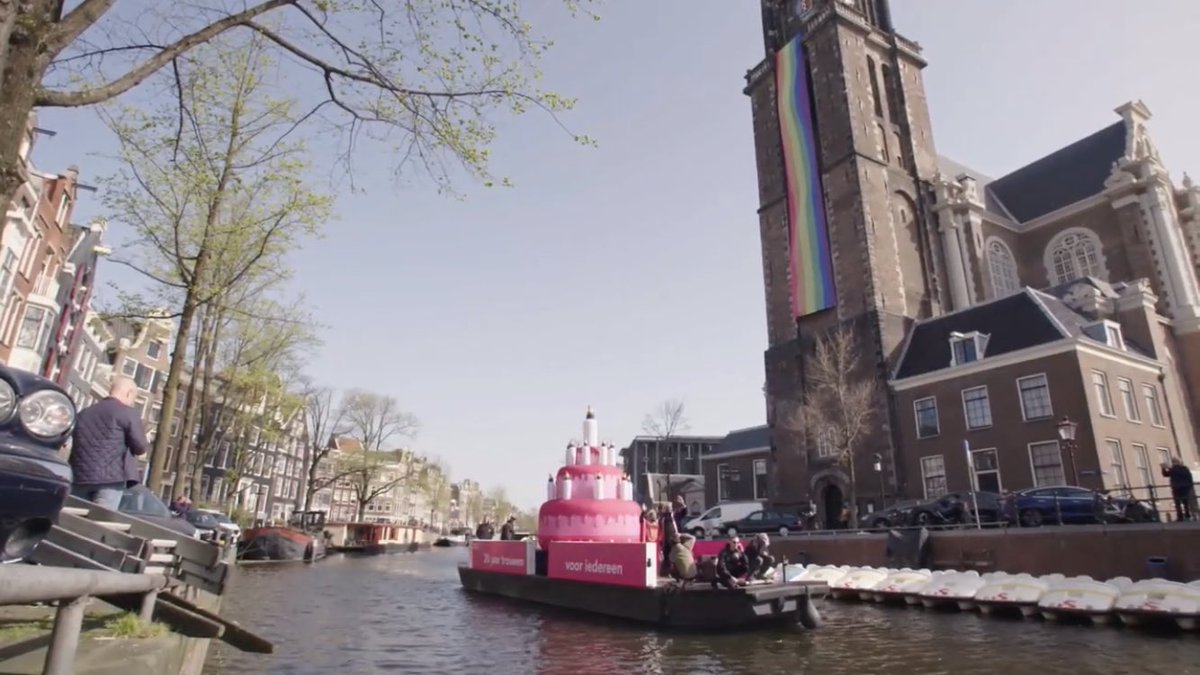 guindadelatorta's tweet photo. Hoy se cumplieron 20 años desde que Holanda legisló el matrimonio igualitario, convirtiéndose en el primero del mundo en reconocer este derecho. Hoy celebraron así #matrimonioigualitario #lgbt #holanda https://t.co/Z9hyB5UKgz
