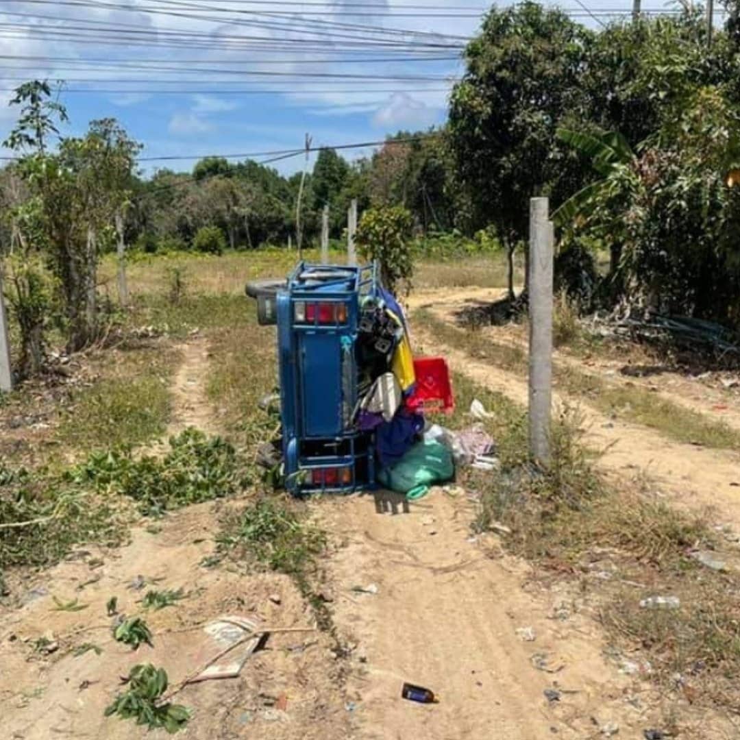 stevekaposi's tweet photo. Dude on a motorbike with sidecar somehow wipes himself out #Thailand

https://t.co/IGGzEC1dsP
#Bangkok #ThailandNews #SteveKThailand #TACSThailand #ThailandWatch #DiscoverThailand #Strange #AmazingThailand #roadaccidents #baddriving #RoadAccidentsThailand #ThaiCrazyAccidents https://t.co/ukzLcdIUmX
