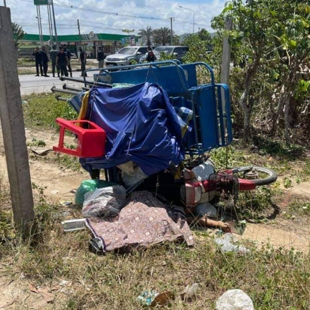 stevekaposi's tweet photo. Dude on a motorbike with sidecar somehow wipes himself out #Thailand

https://t.co/IGGzEC1dsP
#Bangkok #ThailandNews #SteveKThailand #TACSThailand #ThailandWatch #DiscoverThailand #Strange #AmazingThailand #roadaccidents #baddriving #RoadAccidentsThailand #ThaiCrazyAccidents https://t.co/ukzLcdIUmX