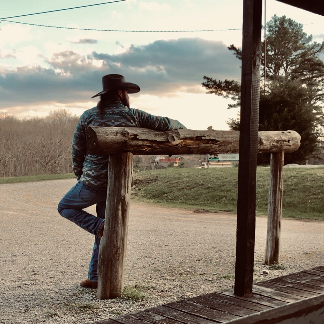 mac_cheeves's tweet photo. easy night up on #BoonRidge
🎶 @CreedFisher1
#sudsandsunsets #nightstands #lodgelife #packagestore #outlawcountry #hillbillywelljusthillbilly
@Lucchese1883 @Resistolhats @jeep @Springfield_Inc @MillerLite @gerbergear @3DaleLegend https://t.co/nMfuytpvdZ