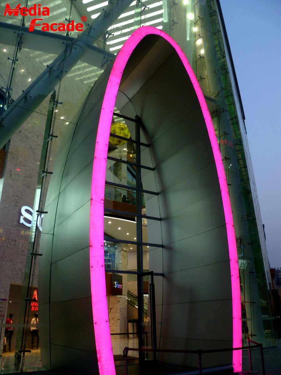 Media_Facade's tweet photo. The entrance door of YS shopping mall is decorated with MF pixel lights, which creates a warm and bright atmosphere in line with the shopping mall.
#mediafacade #lightingdesign #pixellight #buildinglightdecoration #lightingproject #ledfacade #China https://t.co/4hbUCFsgCf