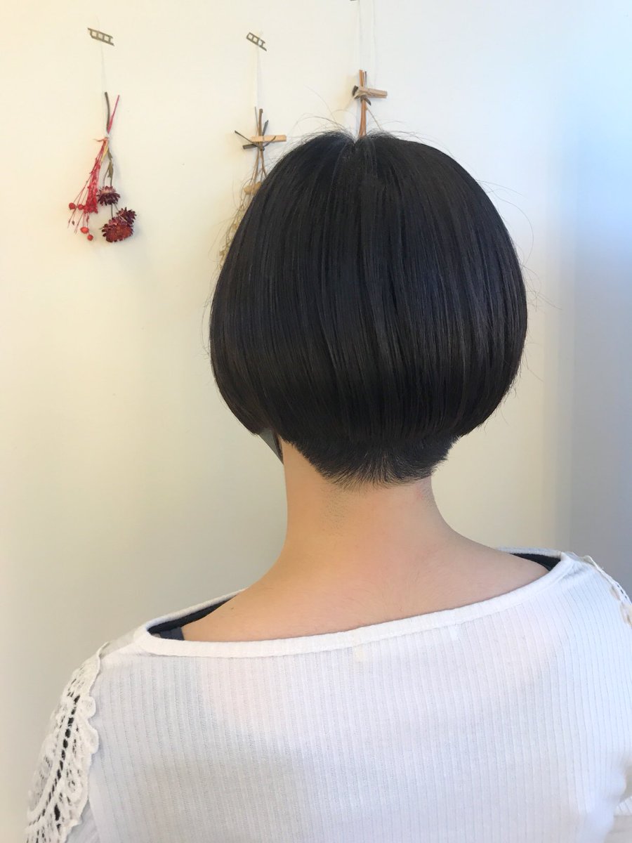 すっきり刈り上げショートボブ 女の子も刈り上げヘアおしゃれですね 春はすっきりカットして新生活始めませんか シルエット 質 21 04 02 B2c梅田は女性にもメンズにも人気のヘアサロン ヘッドスパサロンです 大阪府大阪市北区