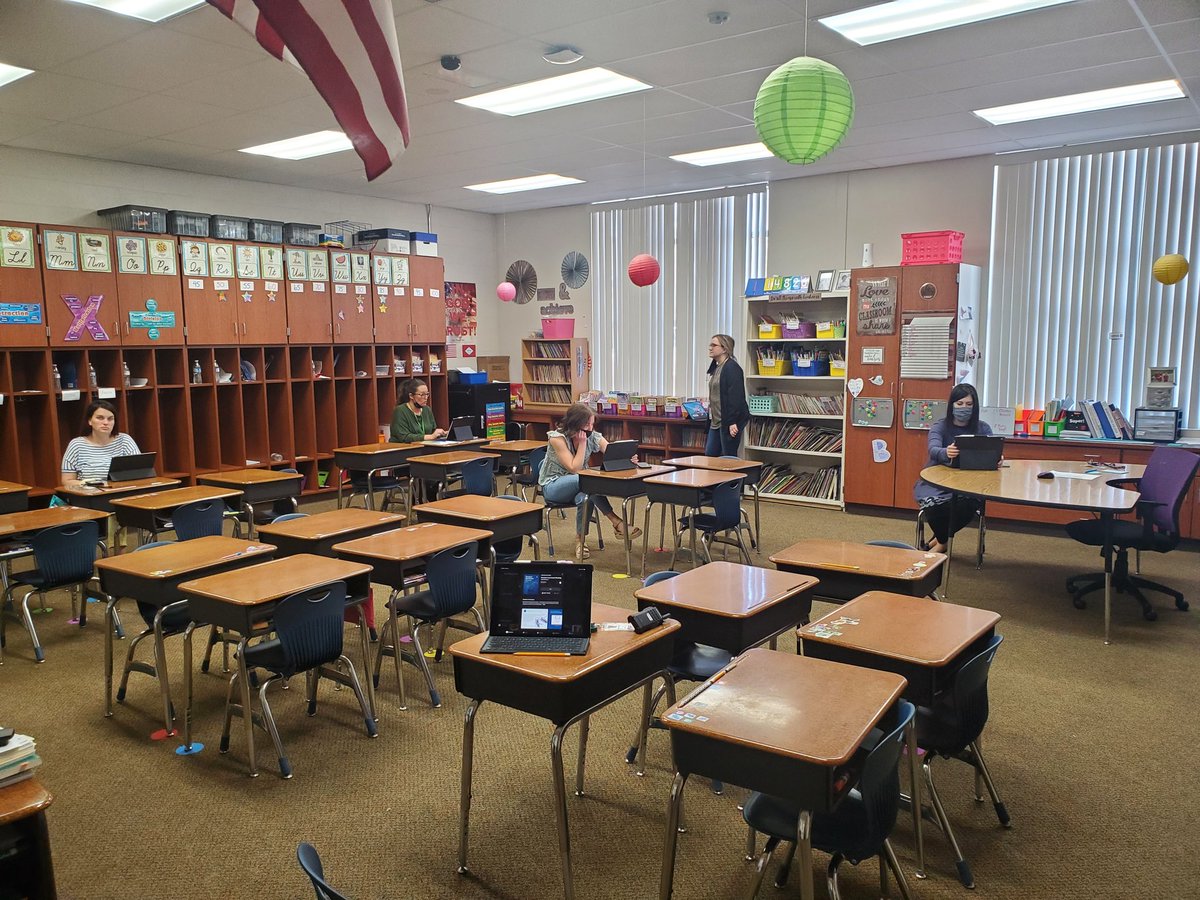 wynntastical's tweet photo. As Crawford expands our Apple Pilot, new members are tasked with completing Apple Teacher badges for certification. And veteran members with beginning their Apple Teacher Portfolio. #AppleEDU #AppleTeacher @shavonmjackson @Grade3Wrangler @GarmonBeth @Crawford_IF https://t.co/TPYQ3PCo5b
