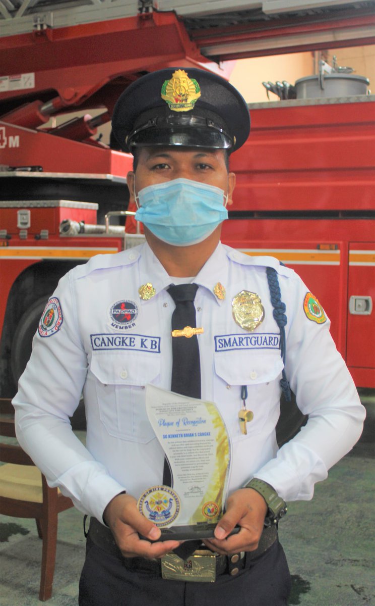 PhilippineStar's tweet photo. A security guard did not hesitate to save a three-year-old child from a burning car last March 4, 2021. (Photos courtesy of BFP Davao Region) https://t.co/pUz9ljP0Ay