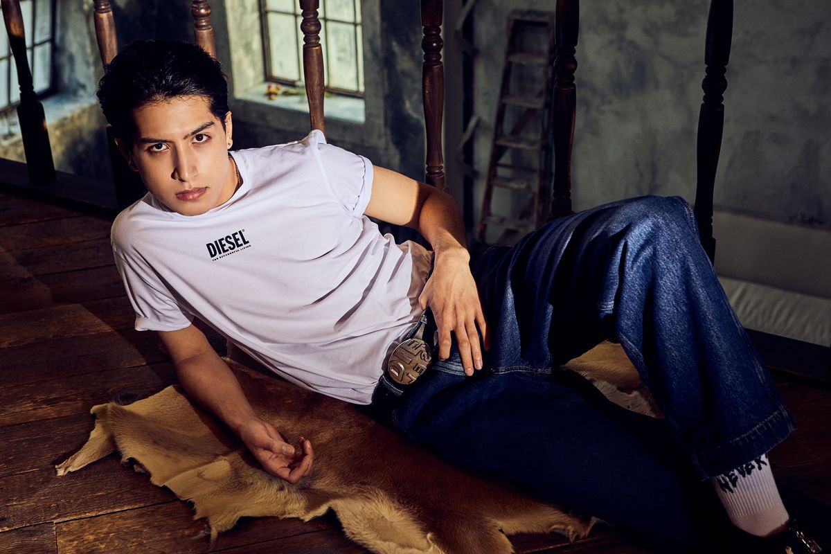 GQJAPAN's tweet photo. 今季のディーゼルのテーマは”TOGETHER”。遊びもファッションも攻めて楽しむジェネレーションZの”象徴”が、いつもとは違うクールでモードな着こなしを披露。こんなkemioは見たことない！
記事と写真 →https://t.co/OPBFY95ngI
@mmkemio 
#kemio
#DIESEL https://t.co/Q9Nn2iWpNn