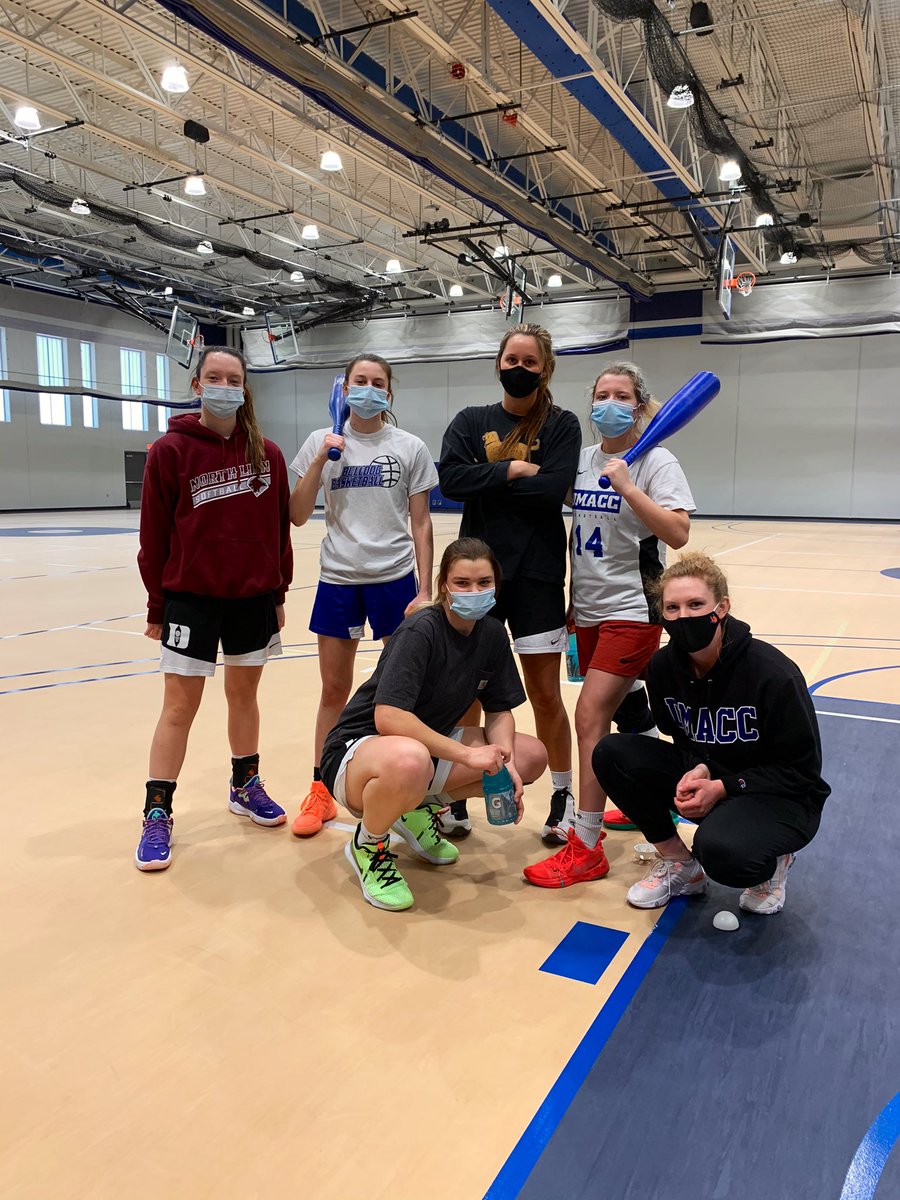 DmaccWBB's tweet image. Today we took a mental-health day and played wiffle-ball! It’s important to make time to sharpen your saw! #AprilAnarchy 🐻⬇️