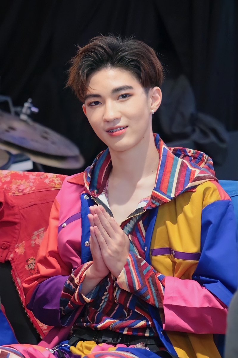 fc_bigboom's tweet photo. ไหว้สวย ยิ้มหวาน งามอย่างชายไทยก็บิ๊กบูมนี่ไงครับผม 😻
#bbjs 
#Bigboom_Jsz 
#ลิตเติ้ลแคทของบิ๊กบูม https://t.co/yKxgfvH9yz