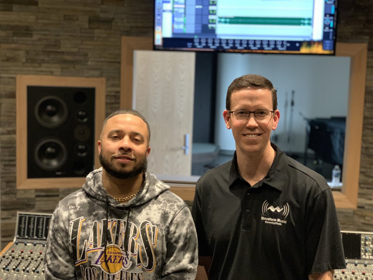 waveformdsm's tweet photo. Helping @1VinceDaPrince promote his new album Royal Highness! #recordingstudio #desmoinesmusic #hiphop #guesthouseentertainment https://t.co/wNas1R5Wu6