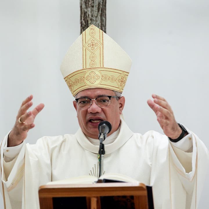 heteran's tweet photo. @Enrique21248610 Hola Enrique gracias por tus felicitaciones. Tú por dónde andas? Qué haces? Sigues de sacerdote por esas tierras tan lejanas? Un abrazo grande. Te encomiendo en la Eucaristía. https://t.co/3HcNElOmCv