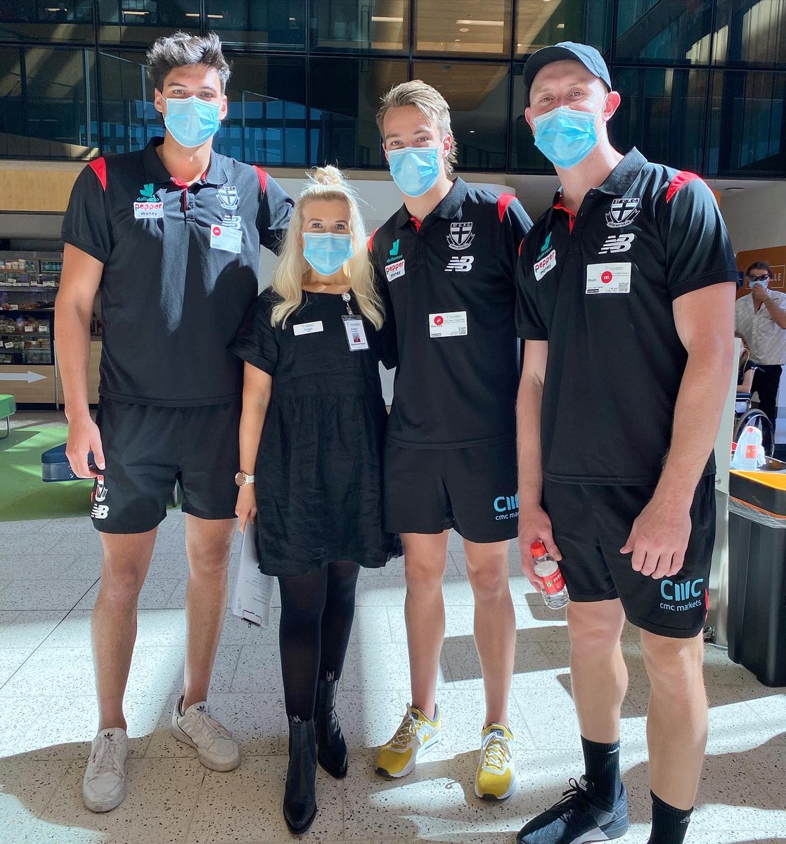 bridget_22's tweet photo. Full time Nurse, occasional tour guide! #GoodFridayAppeal Honoured to work for the amazing RCH &amp; show these short guys round!😜@stkildafc Hope my Roos turn it on today for the 2nd half!  #kickforthekids 💙🤍 https://t.co/Gx9cYFidd1