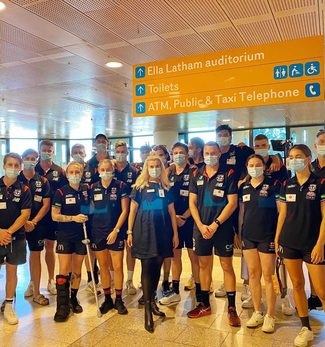 bridget_22's tweet photo. Full time Nurse, occasional tour guide! #GoodFridayAppeal Honoured to work for the amazing RCH &amp; show these short guys round!😜@stkildafc Hope my Roos turn it on today for the 2nd half!  #kickforthekids 💙🤍 https://t.co/Gx9cYFidd1
