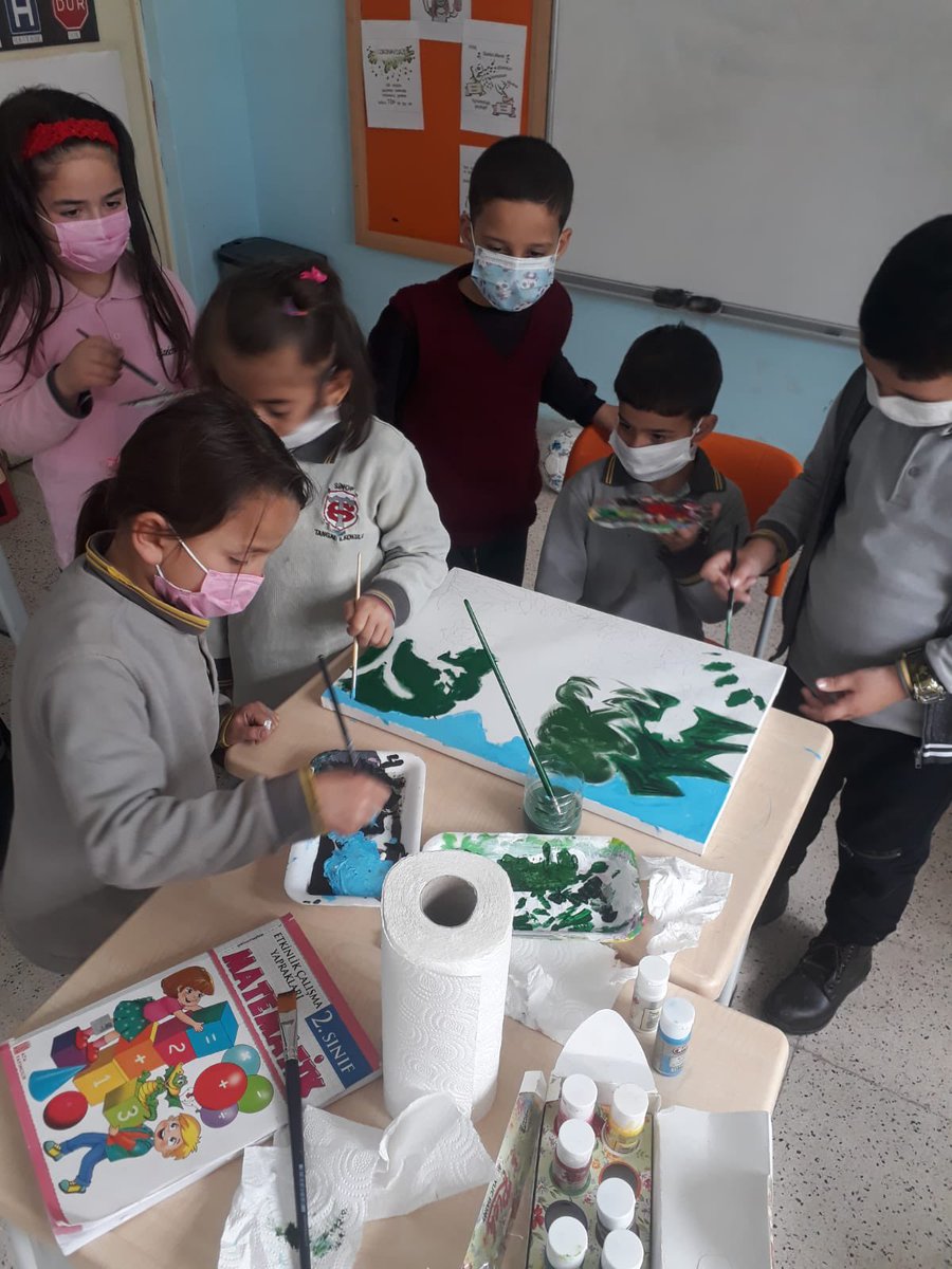 2.Sınıf öğrencilerimiz sınıfça yaptıkları yağlı boya tablosunu okulumuzu ziyaret ederek incelemelerde bulunan İl Milli Eğitim Müdür Yardımcımız Mustafa ASLAN’a hediye etmişlerdir.<a href="/sinopilmem/">Sinop Milli Eğitim Müdürlüğü</a> <a href="/YLDZercan1957/">Ercan Yıldız🇹🇷</a>